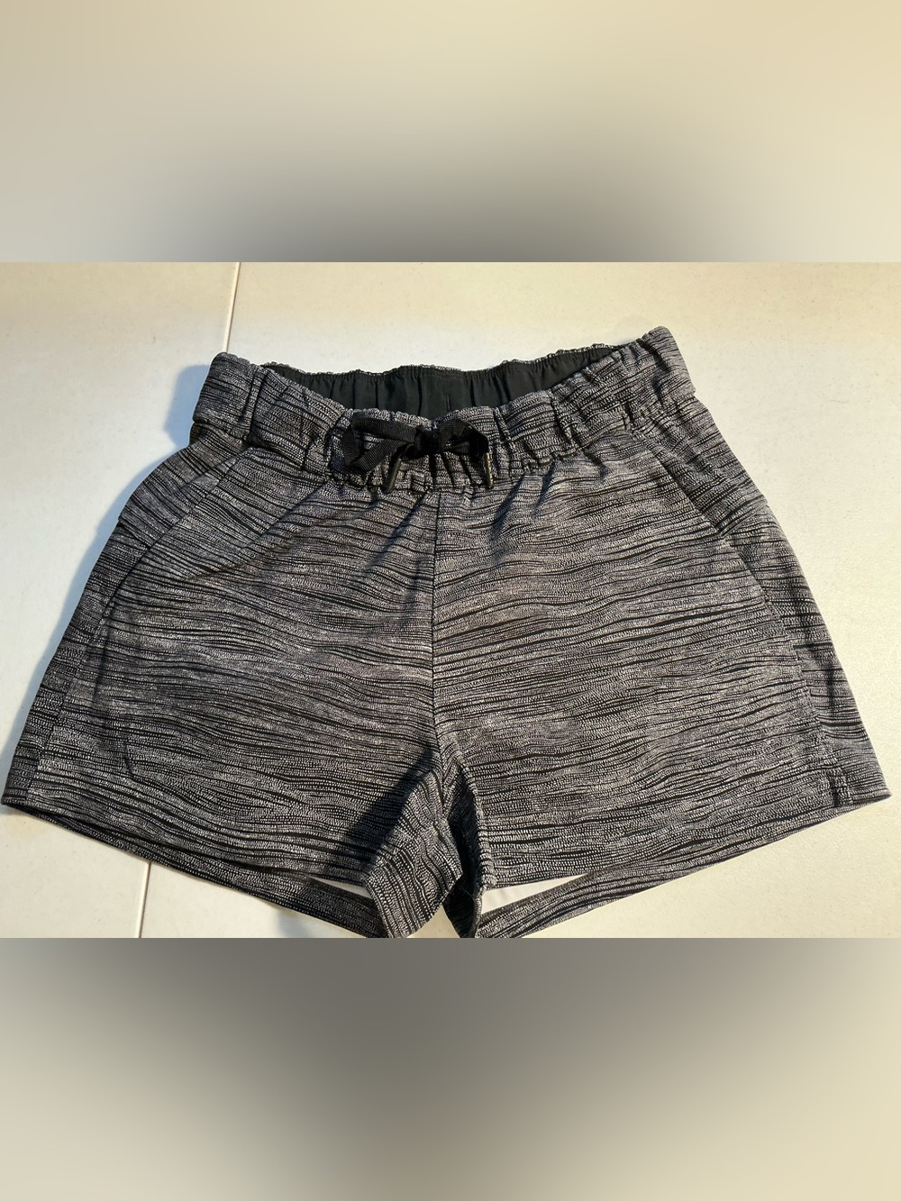 Lululemon On The Fly 2.5” Shorts Chirasu Black Size 4 Y2K Athletic